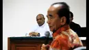 Gubernur Riau nonaktif Annas Maamun bersaksi di Pengadilan Tipikor, Jakarta, Senin (19/1/2015). Tampak, terdakwa dugaan suap alih fungsi hutan Riau, Gulat Manurung menyimak keterangan Gubernur Riau nonaktif Annas Maamun. (Liputan6.com/Faisal R Syam)