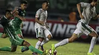 Gelandang Persebaya, Irfan Jaya, menghindari kejaran bek PSMS, Roni Fatahillah, pada laga final di Stadion GBLA, Bandung, Selasa (28/11/2017). Persebaya menang 3-2 atas PSMS. (Bola.com/Vitalis Yogi Trisna)