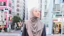 Terlihat simple, Natasha Rizky kenakan knit dress abu-abu kala keliling Jepang. Dilapisi dengan long john hitam dan hijab cokelat [#natasharizkynew]