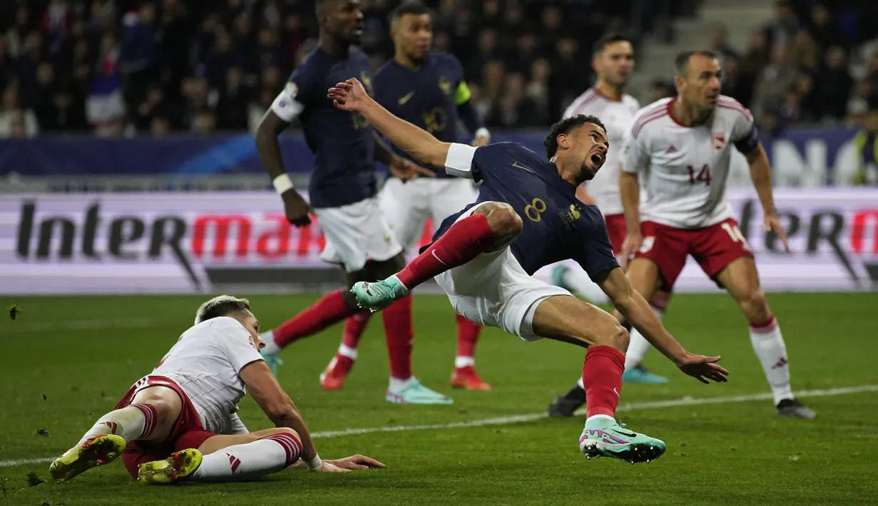 Bek Timnas Gibraltar, Ethan Santos melakukan tekel keras terhadap gelandang Timnas Prancis, Warren Zaire-Emery pada laga lanjutan Grup B Kualifikasi Euro 2024 di Allianz Riviera Stadium, Nice, Minggu (19/11/2023) dini hari WIB. (AP Photo/Daniel Cole)