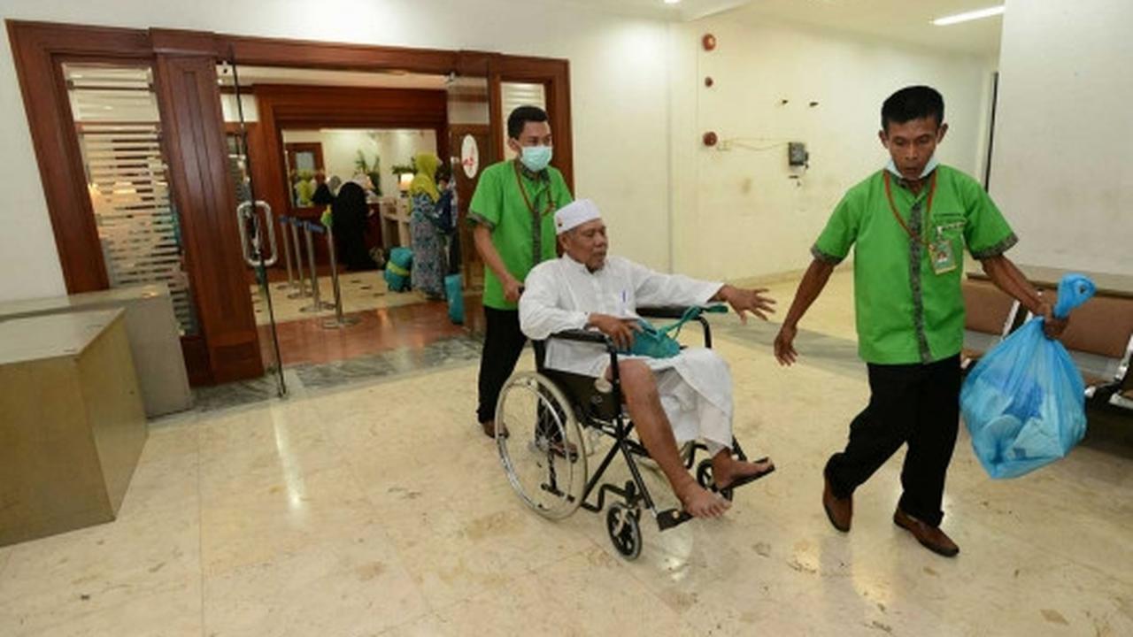 Tiba di Halim, kloter pertama jemaah haji DKI langsung sujud syukur