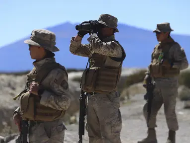 Tentara Chile berpatroli di dekat Colchane, Chili, Rabu, 1 Maret 2023. Pemerintah Chile mengerahkan pasukan ke perbatasannya dengan Peru dan Bolivia untuk mencoba dan membendung peningkatan imigrasi ilegal di tengah reaksi yang meningkat terhadap pendatang baru. (AP Photo/Ignacio Munoz)
