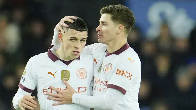 Foto: Manchester City Pamer Logo Juara Piala Dunia Antarklub di Jersey saat Lawan Everton di Liga Inggris