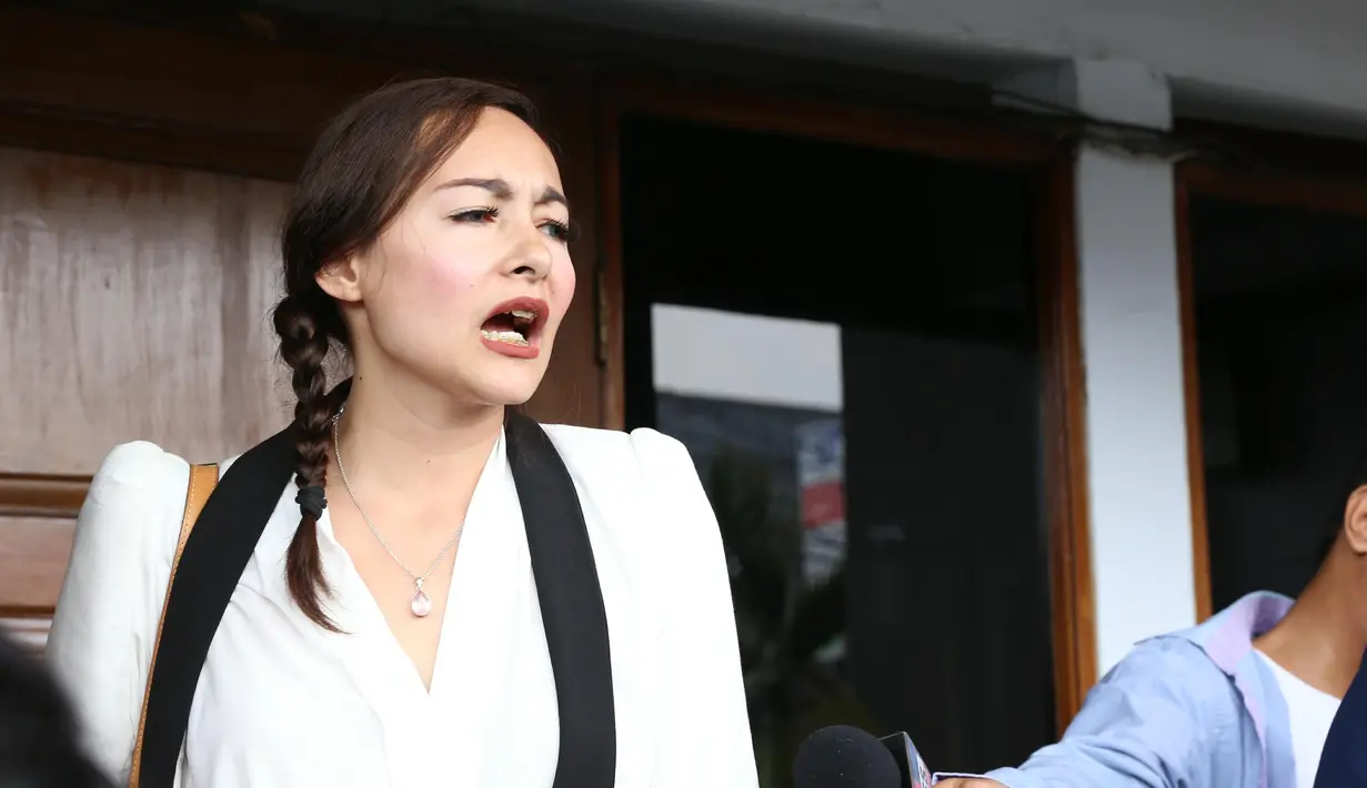 Dewi Rezer tak mau pusing lagi dalam urusan perceraiannya (Andy Masela/Bintang.com)