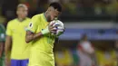 Striker Timnas Brasil, Neymar bersiap melakukan eksekusi penalti ke gawang Bolivia pada laga Kualifikasi Piala Dunia 2026 zona Conmebol di Mangueirao Stadium, Belem, Brasil, Sabtu (9/9/2023) pagi WIB. (AP Photo/Bruna Prado)