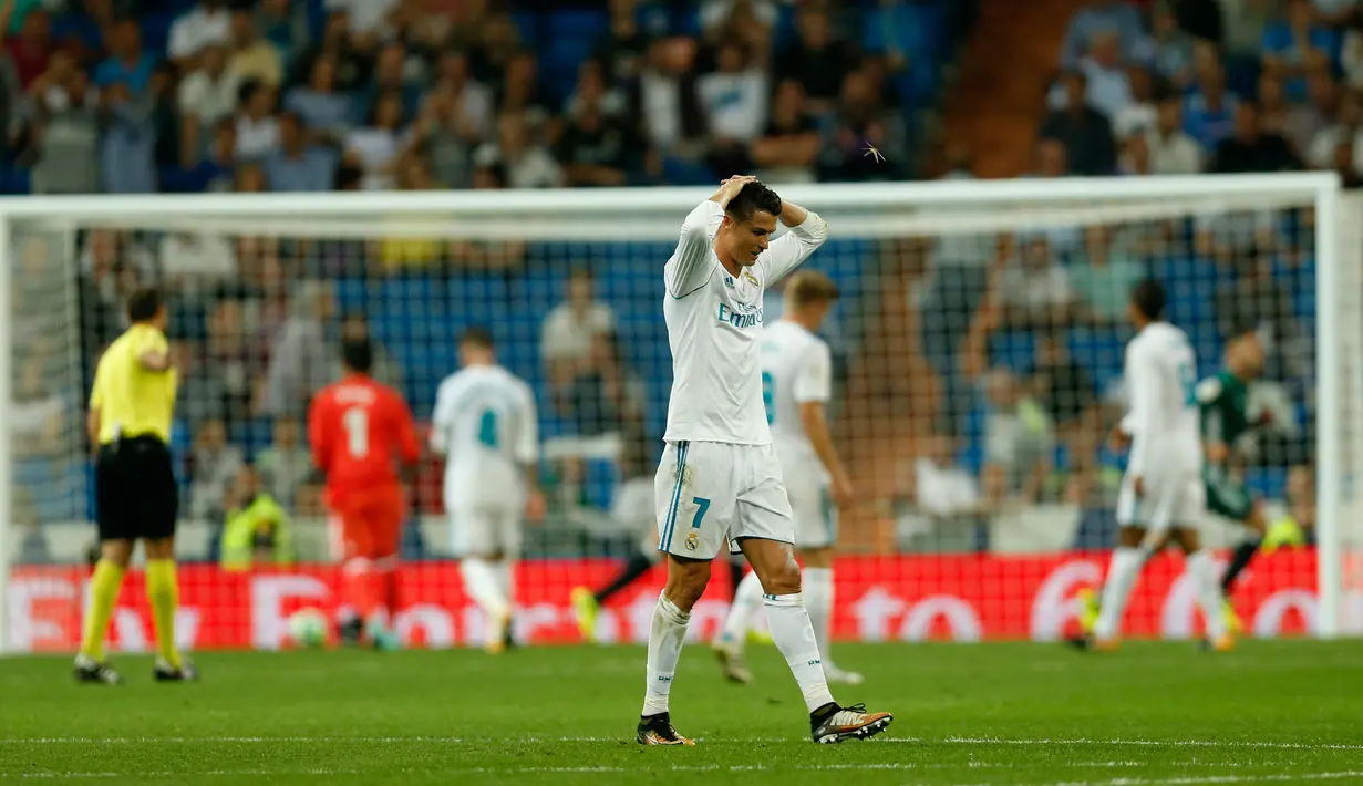 Penyerang Real Madrid, Cristiano Ronaldo tertunduk di lapangan seusai kehilangan satu gol pada laga pekan lima La Liga melawan Real Betis di Santiago Bernabeu, Rabu (20/9). Real Madrid di luar dugaan dipermalukan Real Betis 0-1. (AP Photo/Francisco Seco)