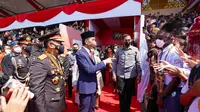 Kapolri Jenderal Listyo Sigit Prabowo mendampingi Presiden Joko Widodo usai upacara peringatan HUT Bhayangkara ke-76 di Akademi Kepolisian (Akpol), Semarang, Jawa Tengah, Selasa (5/7/2022).