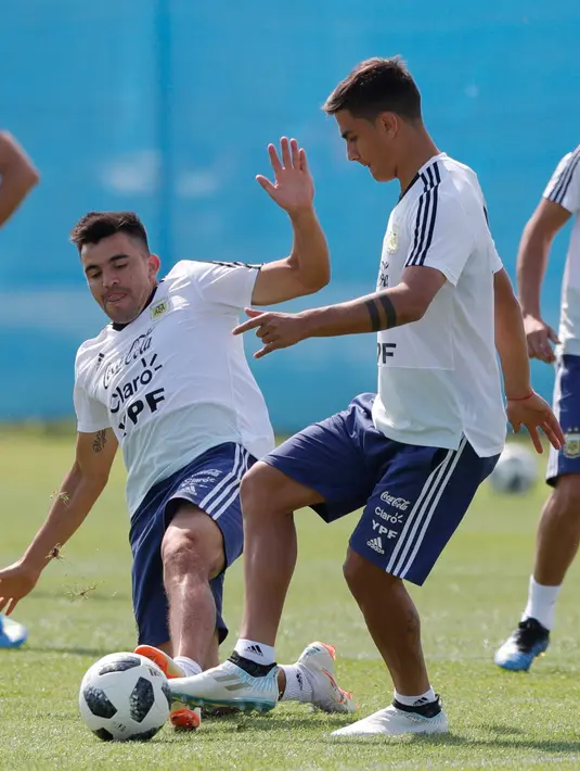 Pemain Argentina, Marcos Acuna (kiri) dan Paulo Dybala  saat sesi latihan jelang menghadapi Prancis pada 16 besar Piala Dunia 2018 di Bronnitsy, Rusia, Jumat (29/6). (AP Photo/Ricardo Mazalan)