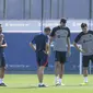 (Dari kiri) Pelatih Barcelona Spanyol Xavi, gelandang Barcelona Sergio Busquets dan gelandang Barcelona Pedri menghadiri sesi latihan di Ciudad Deportiva dekat Barcelona, Selasa (6/9/2022).  Barcelona akan ditantang Viktoria Plzen pada matchday 1 Grup C Liga Champions 2022/2023, Kamis 8 September 2022 dini hari WIB. (Photo by Josep LAGO / AFP)