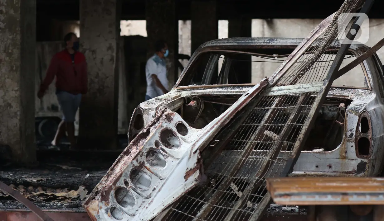 Sisa mobil yang hangus terbakar di dalam bioskop Grand Theater pada Kamis (8/10) kemarin, Jakarta, Jumat (9/10/2020). Unjuk rasa menentang disahkannya Omnibus Law UU Cipta Kerja berujung aksi anarkis merusak berbagai fasilitas umum pada Kamis malam (8/10). (Liputan6.com/Helmi Fithriansyah)