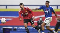Gelandang Manchester United, Bruno Fernandes, berebut bola dengan gelandang Everton, Allan, pada laga lanjutan Liga Inggris di Goodison Park Stadium, Sabtu (7/11/2020) malam WIB. Manchester United menang 3-1 atas Everton. (Paul Ellis/Pool via AP)