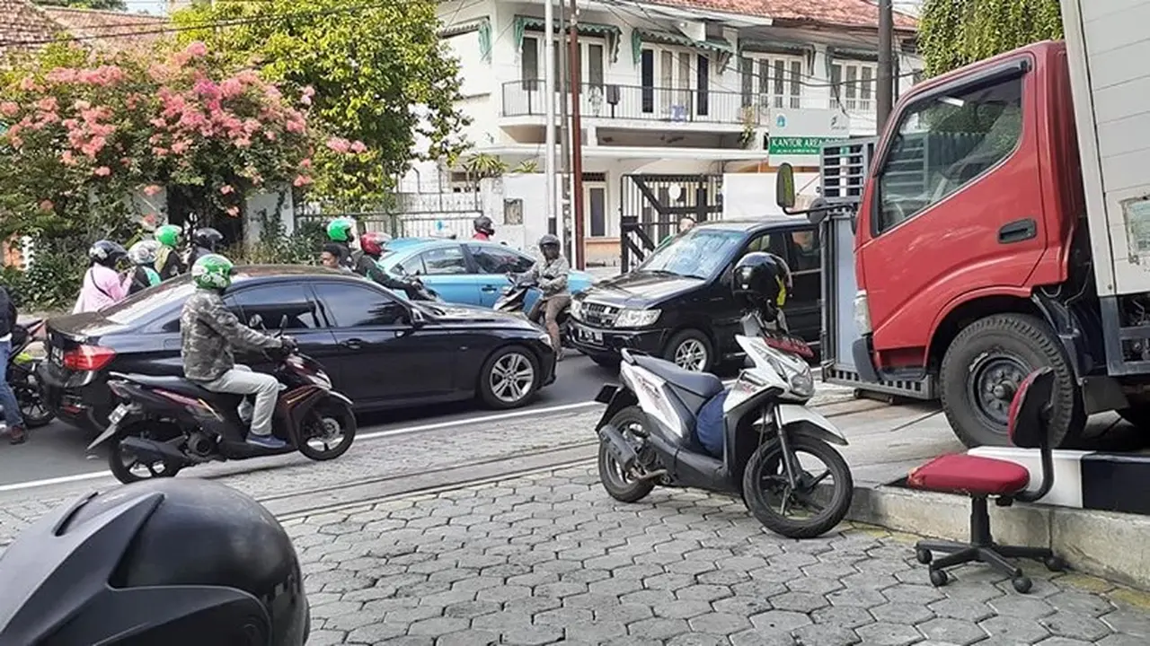 Tak Mau Kalah Meski Lawan Arah, Pengendara BMW Tondongkan Pistol