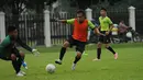 Jelang berlaga di kualifikasi Grup H Piala Asia 2016, timnas Brunei Darussalam U-23 berlatih di Lapangan C Senayan, Jakarta, (24/3/2015). Salah satu pemain timnas Brunei U-23 mencoba mengecoh penjaga gawang saat berlatih. (Liputan6.com/Helmi Fithriansyah)
