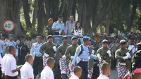 Mantan atlet bulutangkis Indonesia, Susy Susanti bersama Gubernur DIY Sri Sultan Hamengku Buwono X dan KSAU Marsekal TNI Yuyu Sutisna membawa obor Asian Games 2018 menuju Museum Dirgantara di Yogyakarta, Selasa (17/7). (Liputan6.com/HO/Dispen TNI AU)