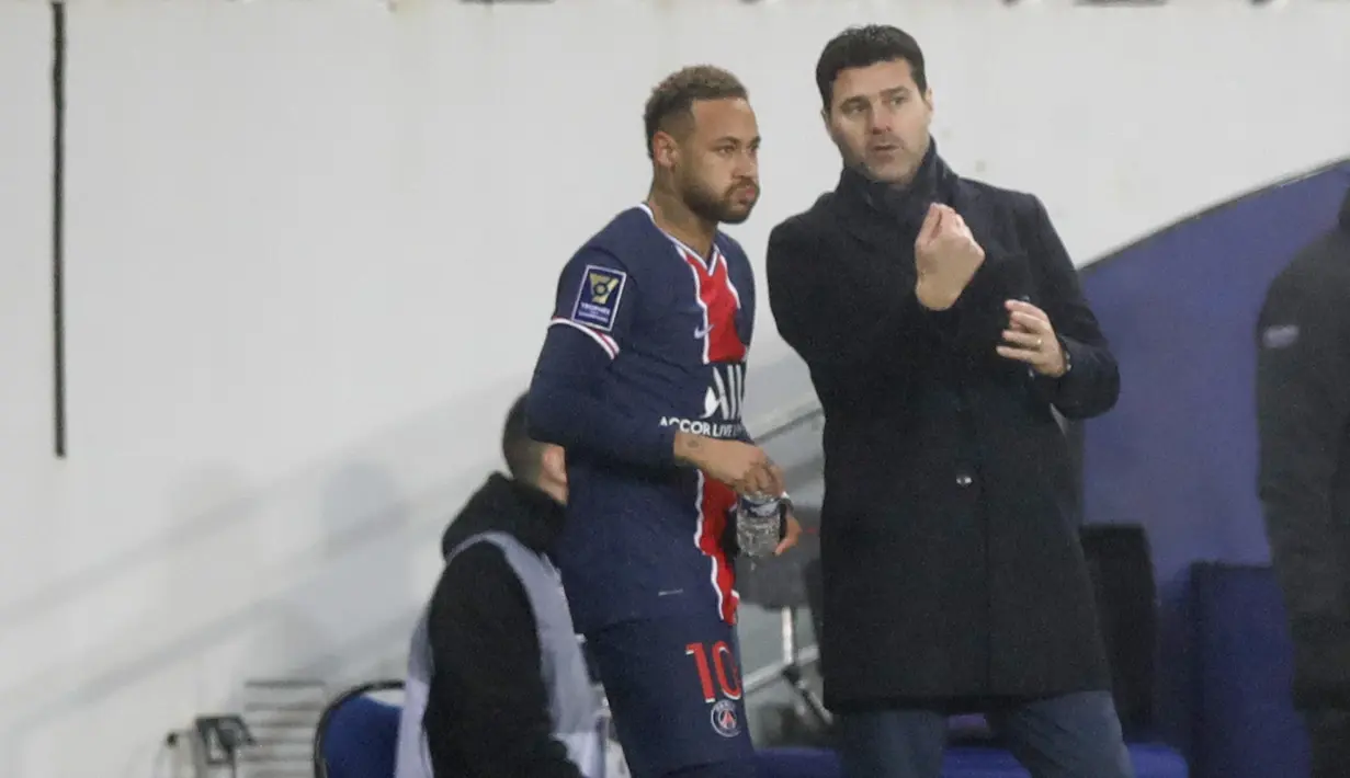 Pelatih PSG, Mauricio Pochettino menginstruksikan Neymar saat bertanding melawan Olympiqe de Marseille pada Piala Super Prancis 2020/2021 di stadion Bollaert, Prancis, Kamis (14/1/2021). Dilansir dari situs resmi PSG, Pochettino menyatakan kegembiraannya usai pertandingan. (AP Photo/Christophe Ena)