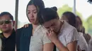 Marsha Aruan menyandarkan wajahnya ke pundak adiknya saat mengikuti prosesi pemakaman ibundanya, Lisa Diana Tambunan, di TPU Tanah Kusir, Kebayoran Lama, Jakarta Selatan, Rabu (21/10/2026). (KLY/Budy Santoso)
