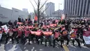 Pemilik usaha kecil menggelar unjuk rasa menentang aturan jarak sosial pemerintah di dekat Kompleks Pemerintah di Seoul, Korea Selatan, Selasa (15/2/2022). Korea Selatan melaporkan jumlah kematian COVID-19 tertinggi dalam sebulan Selasa (15/2). (AP Photo/Ahn Young-joon)