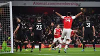 Pemain Arsenal,  Sokratis Papastathopoulos, merayakan golnya ke gawang Manchester United pada lanjutan Premier League di Stadion Emirates, Kamis (2/1/2020) dini hari WIB. (AFP/Ben Stansall)