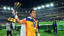 Kiper Barcelona, Claudio Bravo, mengangkat piala saat merayakan juara Piala Dunia Antarklub 2015. (AFP/Yoshikazu Tsuno)