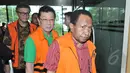 Para tahanan KPK saat tiba di KPK untuk mengikuti ibadah memperingati kenaikan Isa Almasih di gedung KPK, Jakarta, Kamis (14/5/2015). (Liputan6.com/Herman Zakharia)