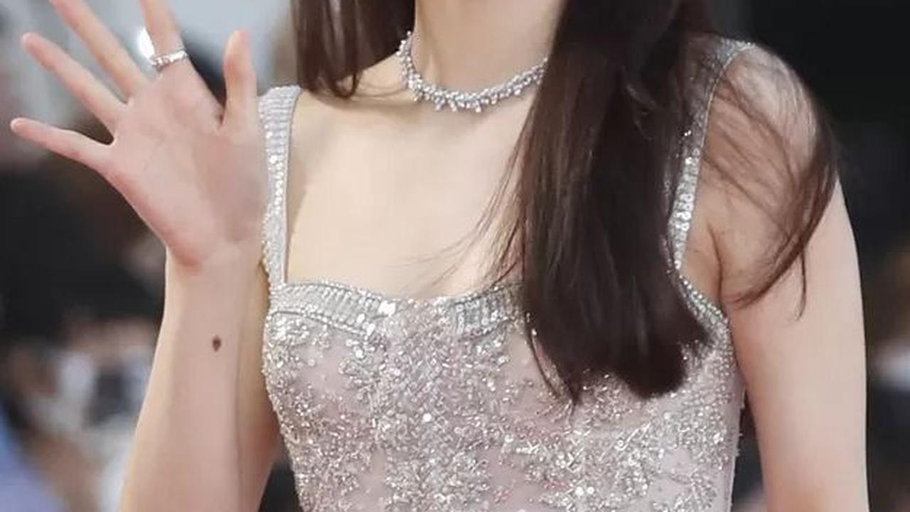 Kemudian untuk aktris terbaik, Suzy meraihnya berkat akting menawan di drama Anna yang tayang di Coupang Play yang tayang pada 24 Juni hingga 8 Juli 2022.