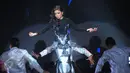 Penampilan Shiha Zikir asal Malaysia dalam Grand Final D'Academy Asia 2015 di Studio 5 Indosiar, Jakarta, Senin (28/12). Malam puncak grand final D'Academy Asia akan digelar pada 29 Desember malam. (Liputan6.com/Herman Zakharia)