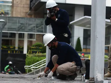 Tim Labfor Mabes Polri melakukan olah tempat kejadian perkara (TKP) sisa-sisa kebakaran Halte Transjakarta Bundaran HI, Jakarta, Jumat (9/10/2020). Halte Transjakarta Bundaran HI dibakar oleh pendemo yang menolak UU Cipta Kerja. (merdeka.com/Imam Buhori)