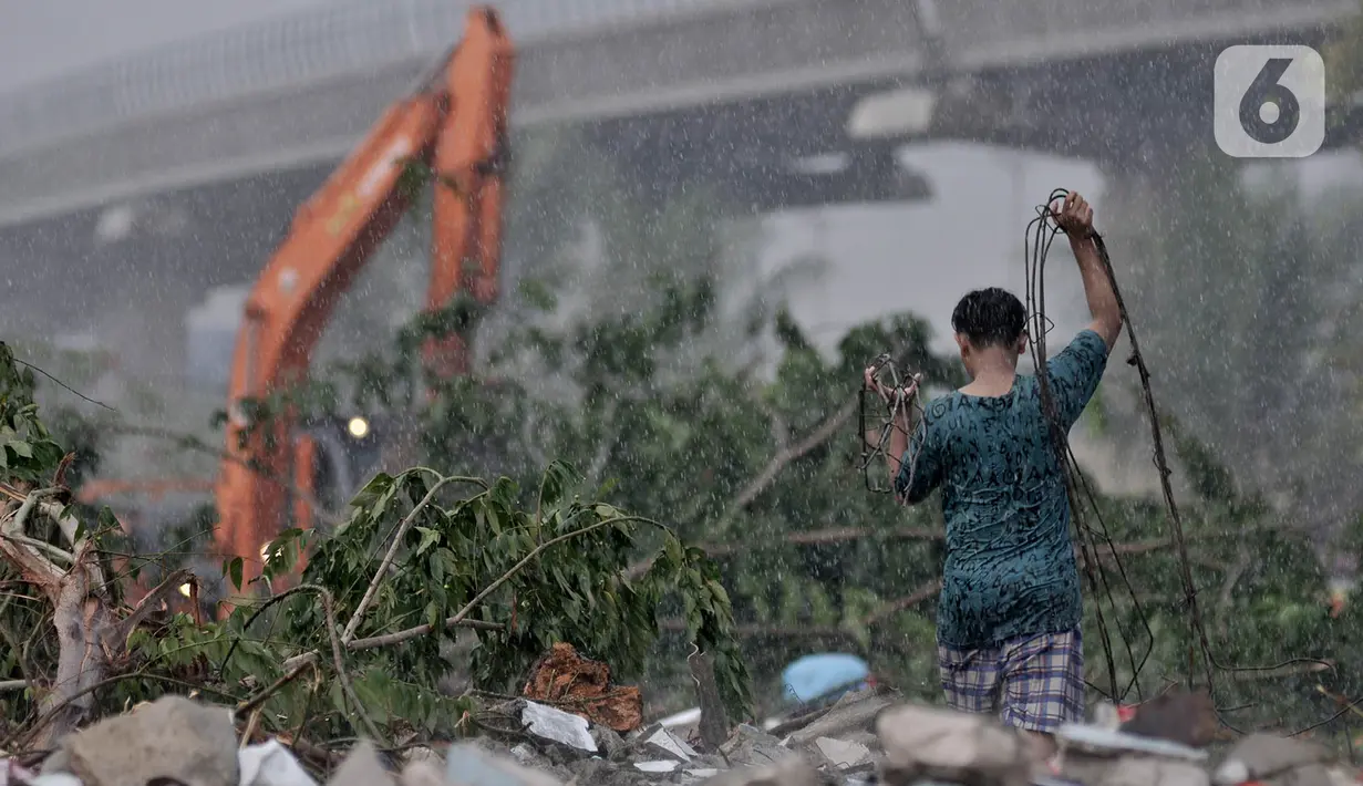 Warga mengumpulkan barang-barang dari reruntuhan rumahnya pascapenggusuran permukiman di Cipinang Melayu, Jakarta, Selasa (21/7/2020). Sebanyak 24 rumah di RT 009/014 Kelurahan Cipinang Melayu itu digusur untuk lahan proyek pembangunan kereta cepat Jakarta-Bandung. (merdeka.com/Iqbal Nugroho)