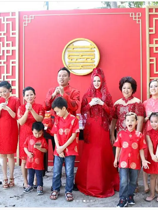 Seperti diketahui, Angel Lelga memiliki nama lahir Lely Anggraeni. Ia lahir di Surakarta, Jawa Tengah pada 1 Januari 1985. Angel memiliki darah campuran Belanda Menado dan Jawa. Terlahir dari pasangan Michel Jonathan dan Juniarti. (vickyprasetyo777)