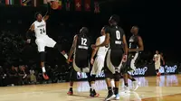 Pemain tim dunia Rondae Hollis-Jefferson melakukan dunk di ajang NBA Africa Game 2017 (AP)