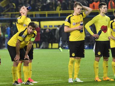 Ekspresi para pemain Dortmund setelah kalah dari AS Monaco pada laga leg pertama perempatfinal Liga Champions di Stadion Signal Iduna Park, Dortmund,  (12/4/2017). Dortmund kalah 2-3. (AP/Martin Meissner)