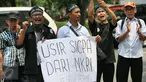 Serikat Pekerja Peruri berunjuk rasa di depan Kementerian BUMN, Jakarta, Selasa (19/1). Mereka menuntut direksi Perum Peruri mundur lantaran tidak mendapat hak sepenuhnya sebagai pekerja di lembaga pencetak rupiah tersebut. (Liputan6.com/Faizal Fanani)
