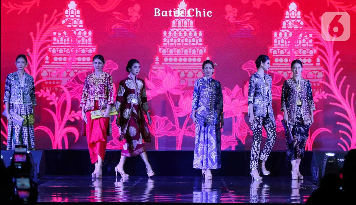 Para model mengenakan busana rancangan busana Novita Yunus saat acara Cipta dan Cipta parade Wastra Nusantara di Hotel Shangri La, Jakarta, Rabu (31/7/2024). (Liputan6.com/Herman Zakharia)