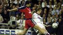 Gelandang Real Madrid, Steve McManaman (kanan) melepaskan umpan yang berusaha dihalangi bek Bayern Munchen, Markus Babbel pada laga semifinal Liga Champions 1999/2000 di Santiago bernabeu Stadium, Madrid (3/5/2000). Empat musim membela Real Madrid mulai 1999/2000 hingga 2002/2003, Steve McManaman mampu mempersembahkan dua gelar Liga Spanyol bagi Los Blancos. Gelar pertama diraihnya pada musim keduanya 2000/2001 dan gelar kedua diraihnya pada musim terakhirnya 2002/2003. (AFP/Christophe Simon)
