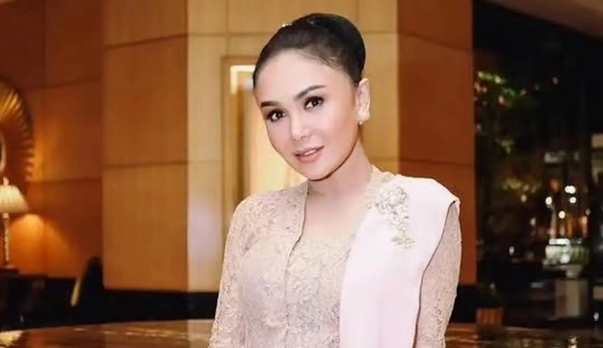 <p>Penampilan cantik lainnya saat mengenakan kebaya datang dari Yuni Shara. Ia tampil anggun mengenakan kebaya bernuansa cokelat muda, dipadu dengan kain batik sebagai rok dan selendang bernuansa nude yang serasi. [Foto: Instagram/avenue8boutique]</p>
