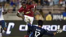 Penjaga gawang LA Galaxy, Brian Rowe (12), mencoba menahan tendangan gelandang Manchester United, Ashley Young, saat berlaga di Rose Bowl, Kalifornia, (23/7/2014). (REUTERS/Lucy Nicholson)
