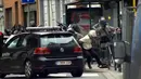 Polisi Belgia menangkap Salah Abdeslam, tersangka pelaku pemboman di Paris, di Molenbeek, Brussels, Belgia, (18/3). Abdeslam diamankan setelah tembak-menembak dengan petugas kepolisian di Brussels pada hari Jumat. (REUTERS/VTM)