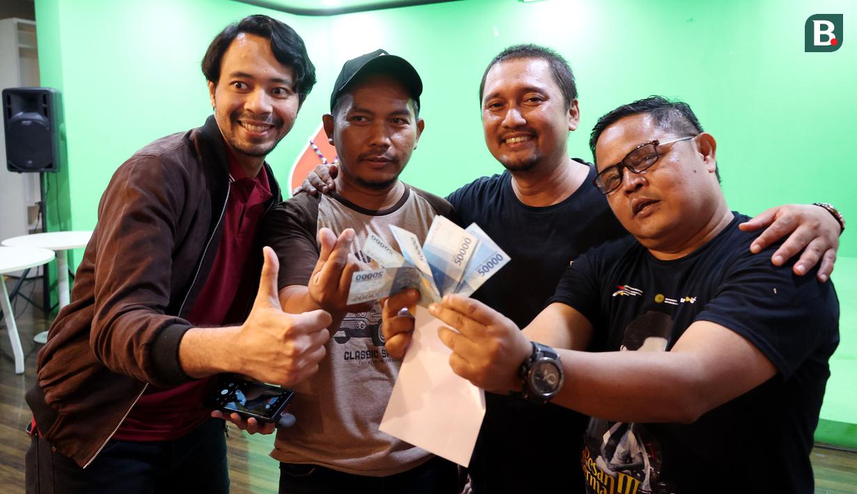 Karyawan KapanLagi Youniverse (KLY) menunjukkan hadiah berupa uang tunai setelah memenangkan lomba pada perayaan HUT Kemerdekaan Republik Indonesia ke-78 di Kantor KLY Jakarta, Gondangdia, Jumat (18/8/2023). (Bola.com/M Iqbal Ichsan)