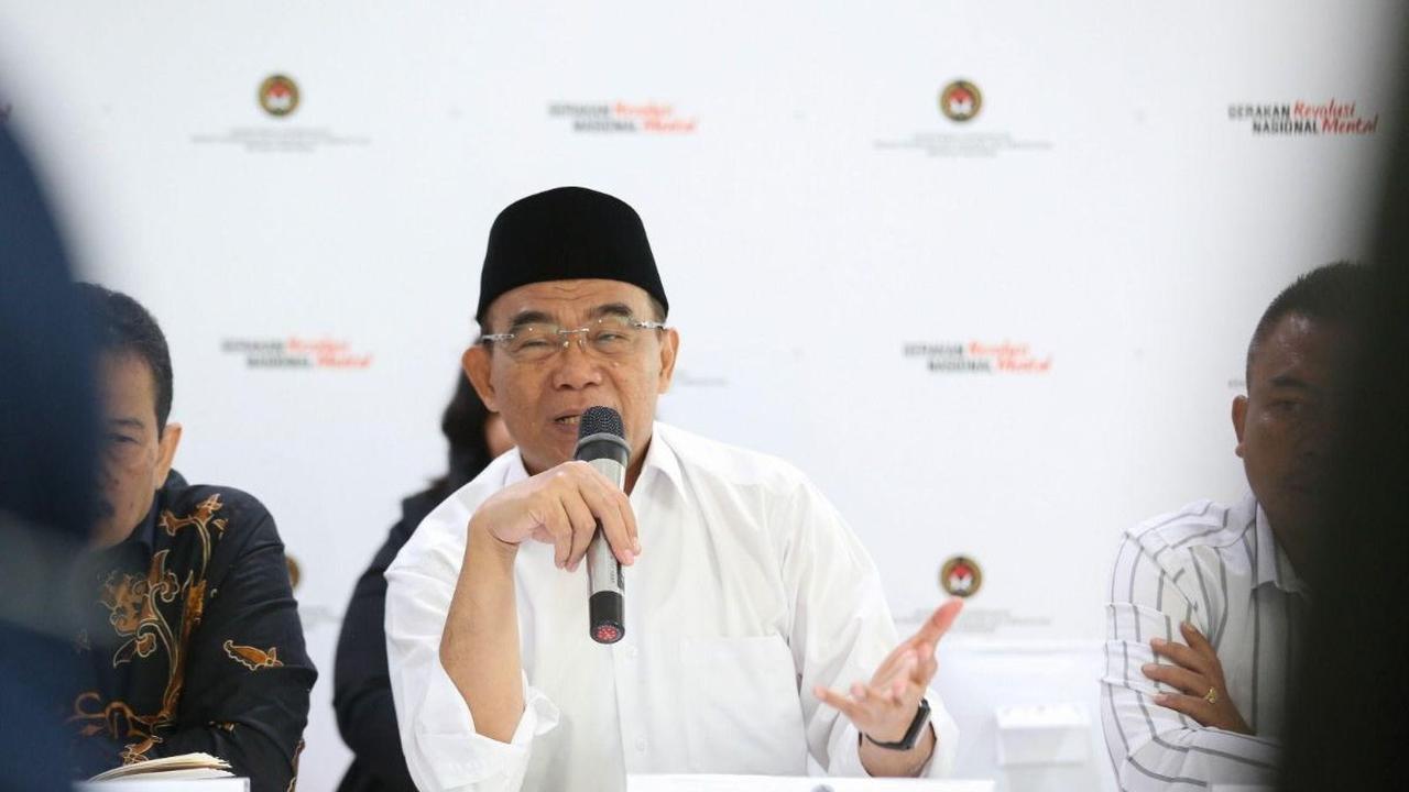 Muhadjir pun menyarankan kepada pimpinan Perguruan Tinggi Nasional (PTN) untuk mengubah pola pikir bergantung pada APBN dalam memenuhi operasional.