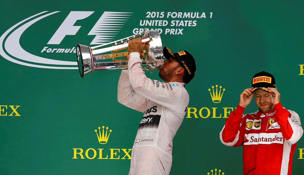 Lewis Hamilton dengan trofi juara F1 GP AS di Sirkuit The Americas, Austin, AS, Senin (26/10/2015) dini hari WIB. (Reuters/Mike Stone)