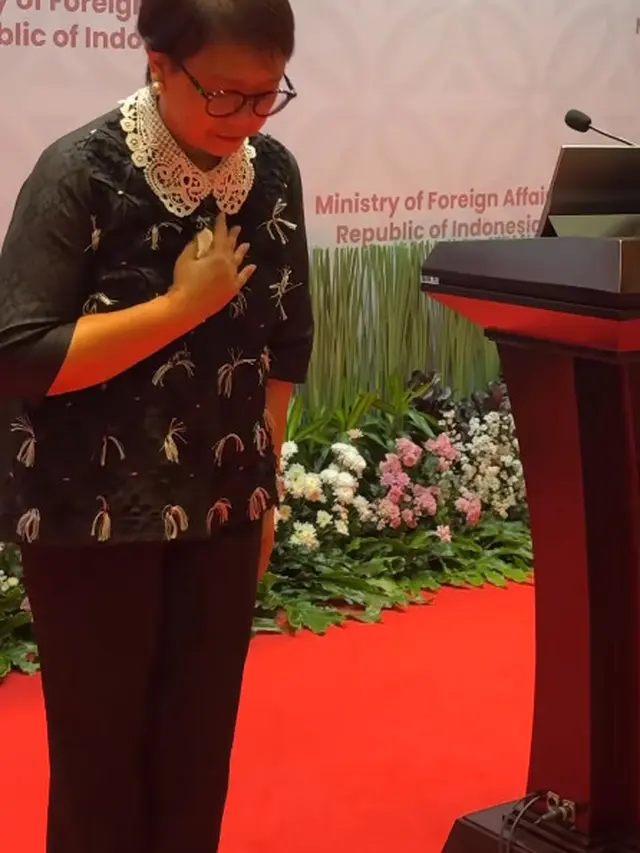 Kenakan Batik Hitam, Retno Marsudi Terharu Saat Pamitan Setelah 40 Tahun di Kementerian Luar Negeri