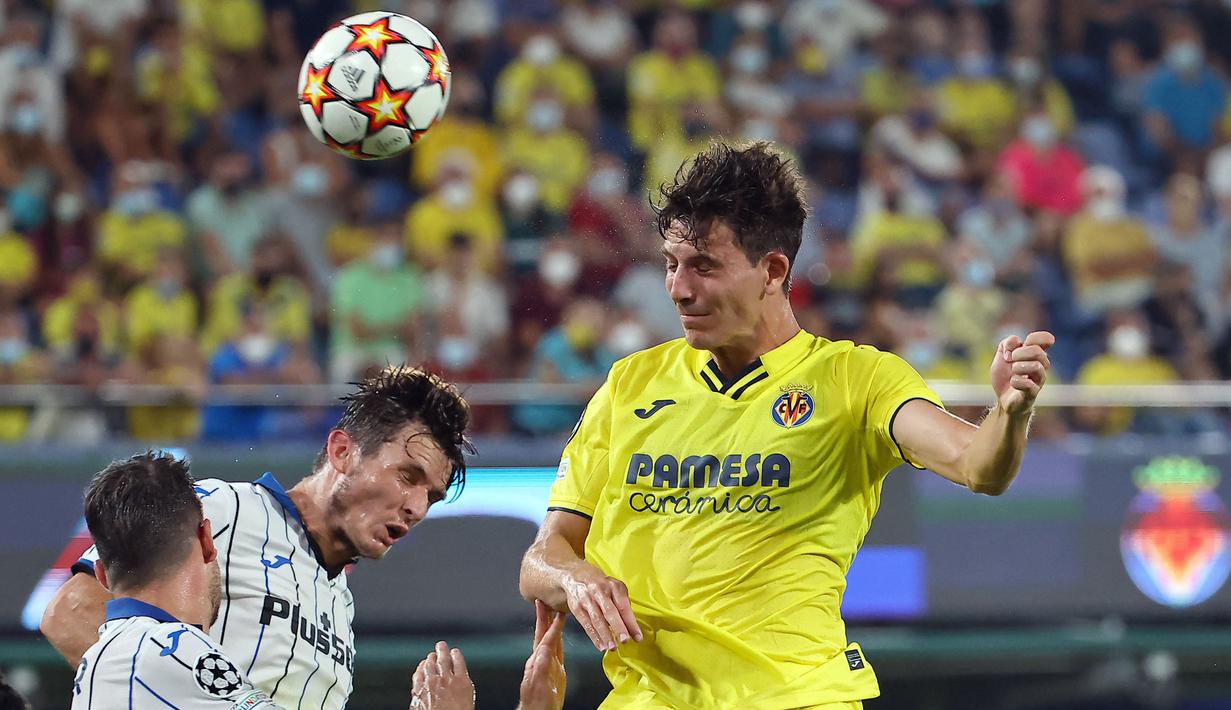 <p>Pau Torres (kanan) merupakan salah satu kunci kesuksesan Villareal beberapa musim terakhir. Pengalamannya sebagai bek kiri dan kemampuannya membaca permainan, membuatnya menjadi calon yang pas untuk menggantikan Rudiger. Chelsea tentu harus merogoh kocek dalam-dalam untuk mengamankan jasanya pada bursa trasnfer Juni mendatang. (AFP/Jose Jordan)</p>