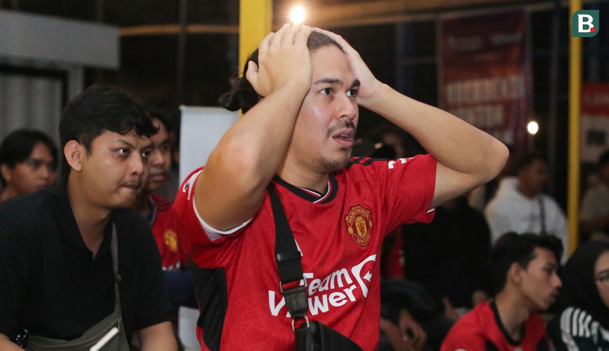 Ekspresi kecewa seorang fans Manchester United saat Roaring Night Liga Inggris antara Manchester City melawan Manchester United di Picth 98, Kemang, Jakarta, Minggu (03/03/2024) malam WIB. (Bola.com/Abdul Aziz)