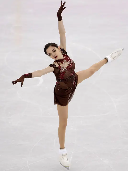 Aksi atlet skating asal Rusia, Evgenia Medvedeva saat tampil di Olimpiade Musim Dingin Pyeongchang 2018 di Ice Arena, Gangneung, Korea Selatan, Jumat (23/2). (AP Photo/Petr David Josek)