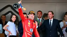 Pembalap Monegasque Ferrari, Charles Leclerc merayakan kemenangan usai Grand Prix Formula 1 Monako pada 26 Mei 2024 di Circuit de Monaco. (NICOLAS TUCAT/AFP)
