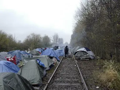 Kamp darurat migran didirikan di Calais, Sabtu (277/11/2021). Di kamp-kamp darurat di luar Calais, para migran menunggu kesempatan menyeberangi Selat Inggris meskipun minggu ini sedikitnya 27 orang tewas ketika perahu mereka tenggelam beberapa mil dari pantai Prancis. (AP Photo/Rafael Yaghobzadeh)
