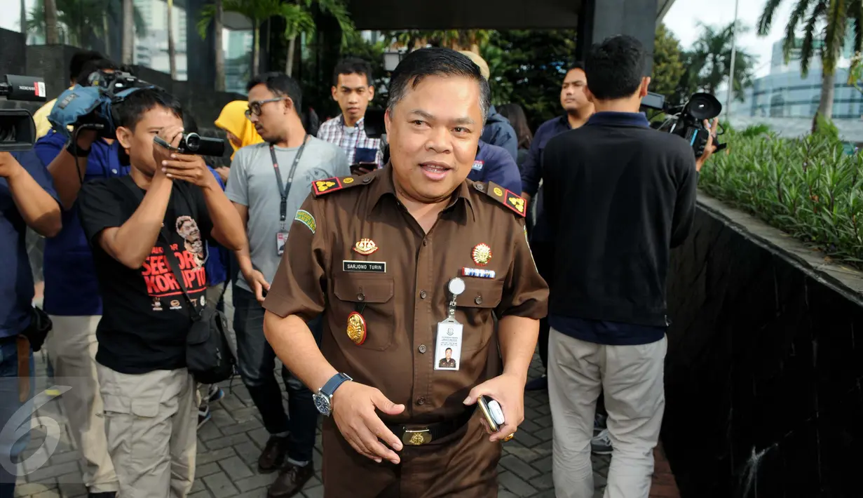 Kepala Kejaksaan Negeri Jakarta Selatan Sarjono Turin usai bertemu pimpinan KPK di Jakarta, (16/8). Kedatangannya untuk berkoordinasi sekaligus meminta bantuan tenaga ahli KPK dalam kasus penjualan di kawasan Permata Hijau. (Liputan6.com/ Helmi Affandi )