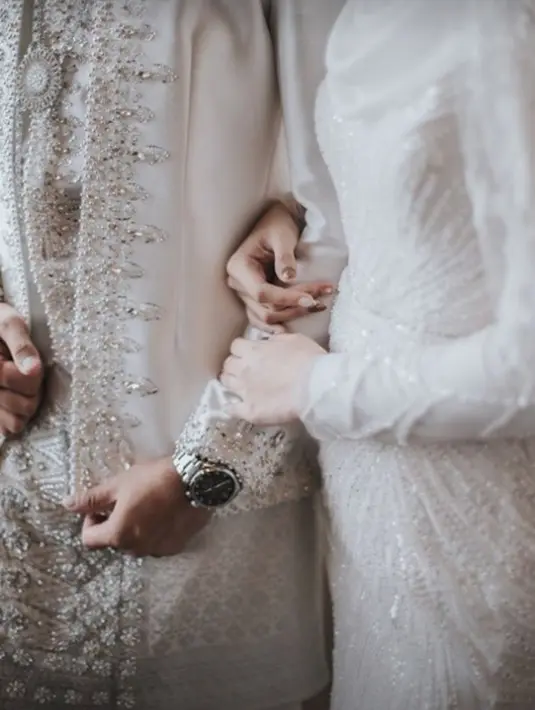 Melody Prima resmi melangsungkan pernikahannya pada Minggu (26/5/2024) di Hotel Fairmont Jakarta. Ia memilih gaun tertutup penuh payet yang super cantik untuk hari pentingnya ini. [Foto: Instagram/melodyprima]