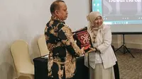 Staf Ahli Gubernur Provinsi Papua Barat, Nicolas Uttung Tike, bersama salah satu Widyaiswara PPSDM Geominerba, Mirna Mariana saat pembukaan Diklat Pengawasan Pertambangan bagi Pekerja Tambang Skala Kecil di wilayah Provinsi Papua Barat.