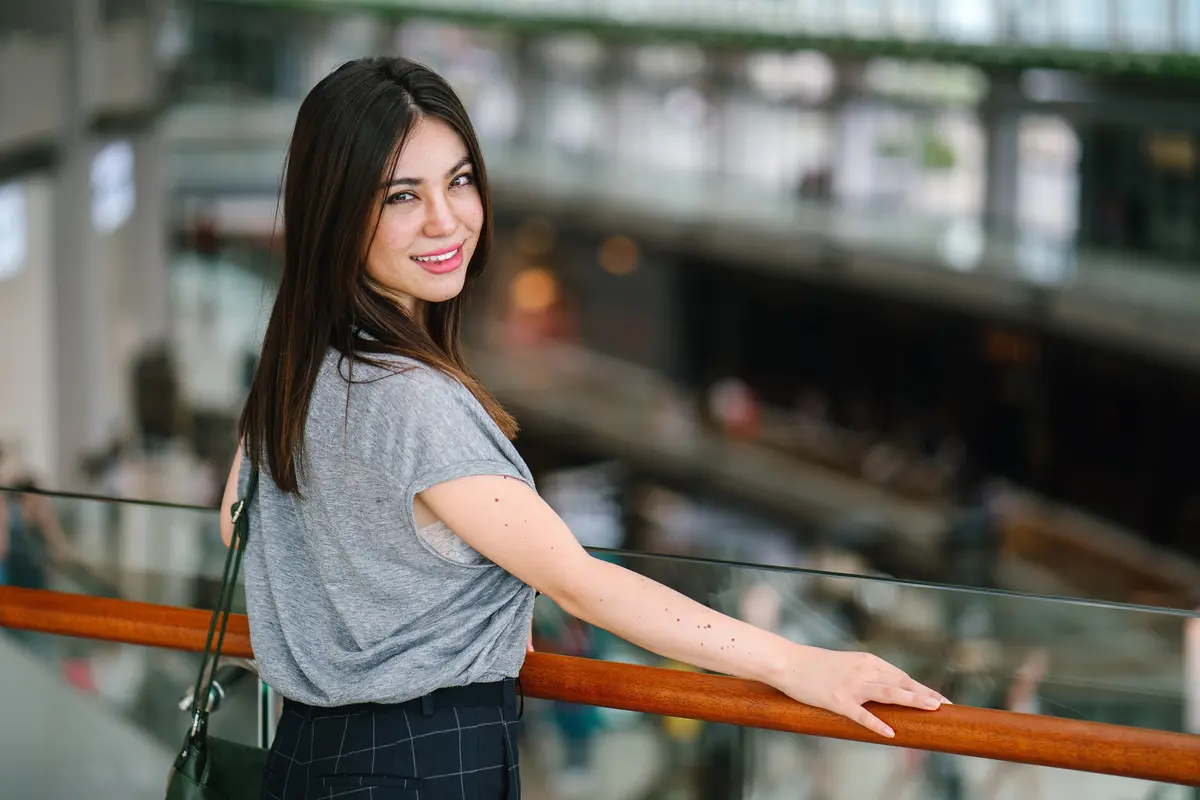 wanita agustus bahagia sikap